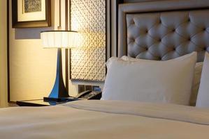 lusso moderno Camera da letto interno con cuscino e tavolo lampada foto
