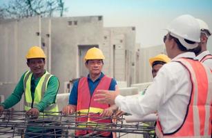 costruzione ingegnere e costruzione caposquadra tenere sotto controllo il progresso e sorvegliare importante costruzione lavori su il costruzione luogo. foto