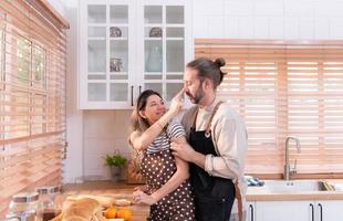 padre e madre nel il di casa cucina avere un' bene tempo fabbricazione cena insieme mentre in attesa il ritorno di il giovanotto a partire dal scuola foto