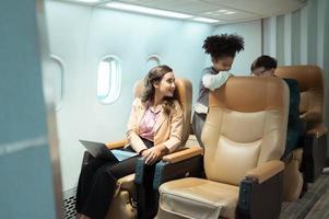 attività commerciale persone siamo necessario per viaggio frequentemente per internazionale attività commerciale. uso il attività commerciale classe servizio per viaggio di aereo perché Là siamo strutture per contatto attività commerciale e convenienza foto