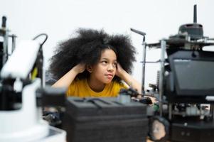 bambini utilizzando il mano robot tecnologia, studenti siamo studiando tecnologia, quale è uno di il stelo corsi. foto