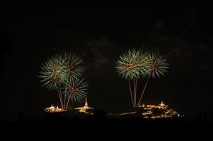 fuochi d'artificio sopra il montagna con il antico reale palazzo conosciuto come Phra nakhon Chiri, Tailandia, foto