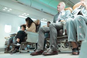 viaggiatori ascolta per volo assistenti dimostrare Come per uso sicurezza attrezzatura. foto