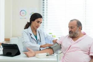 il medico le misure il del paziente sangue pressione. per vedere il progresso di il del paziente malattia nel il medico camera foto