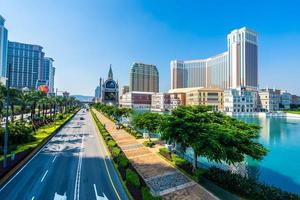 veneziano e altri hotel resort e casinò nella città di Macao, Cina durante la notte foto