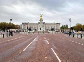 Londra nel il UK nel aprile 2023. un' Visualizza di st giacomo parco e Buckingham palazzo foto