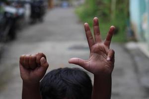 foto di mano agitando al di fuori il strada