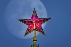 rosso Cremlino stella a notte, pieno Luna su sfondo foto