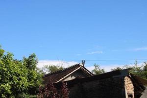 foto di il blu cielo sopra il tetto piastrelle di il Casa