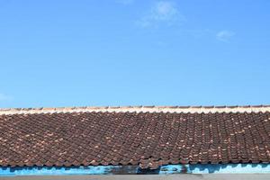 foto di il blu cielo sopra il tetto piastrelle di il Casa