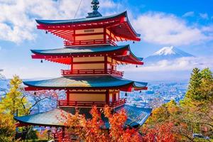 bellissimo paesaggio di mt. fuji dalla pagoda chureito foto