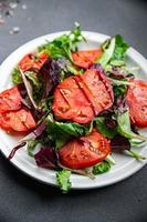 pomodoro insalata pronto per mangiare salutare pasto cibo merenda su il tavolo copia spazio cibo sfondo rustico superiore Visualizza cheto o paleo dieta veggie vegano o vegetariano cibo foto