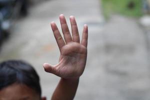 foto di mano agitando al di fuori il strada