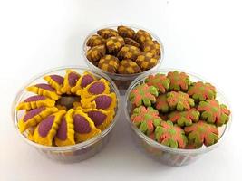 assortito indonesiano biscotti per eid al fitr. come kaastengel, lida cucendo, semprit keju biscotti. foto