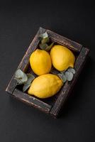 delizioso fresco giallo agrume frutta o Limone nel un' di legno scatola foto