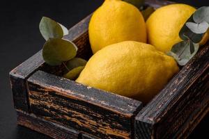 delizioso fresco giallo agrume frutta o Limone nel un' di legno scatola foto