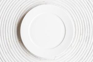 piatto bianco su fondo di legno bianco foto