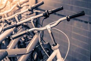 punto di messa a fuoco selettiva sulla bicicletta - effetto filtro vintage foto