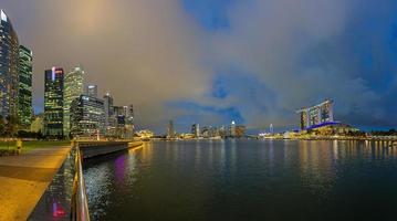 Visualizza al di sopra di marina baia nel Singapore durante tramonto con leggero illuminazioni nel acqua foto