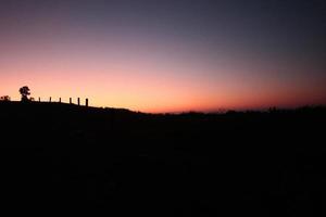 bellissimo silhouette di momenti nel naturale Alba e tramonto su il montagna. pace, solitudine e haloween concetto. foto