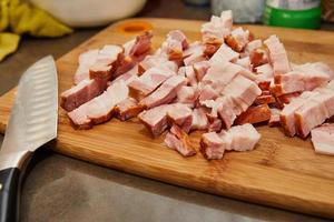 capocuoco tagli Bacon nel il cucina per ricetta foto