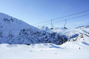 sciare ascensori al di sopra di neve montagna su soleggiato giorno foto