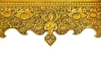modello di lavorato su d'oro metallo piatto design di nativo parete, tailandese stile nel il tempio, isolato su bianca sfondo foto