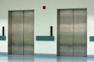 lato Visualizza di Due porte nel ascensore con chiuso porte foto
