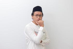 ritratto di giovane asiatico musulmano uomo pensiero di domanda con mano su mento. isolato Immagine su bianca sfondo foto