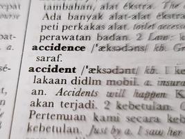 un' vicino su di il parola incidente nel il inglese per indonesiano dizionario. per parola sfondo o sfondo foto