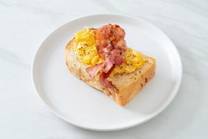 pane tostato con uova strapazzate e bacon foto