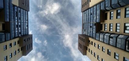 moderno grattacieli raccolta per il cielo. nuvoloso blu cielo. foto