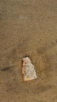 spiaggia sabbia mucchio con rocce per sfondo e struttura foto