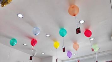 bellissimo colorato aria palloncini sospeso su il soffitto foto