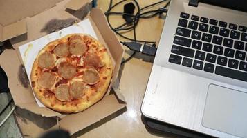 ufficio di lavoro con una gustosa pizza foto