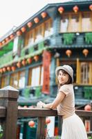 donna viaggiatore visitare nel taiwan, turista con cappello giro turistico nel jiufen vecchio strada villaggio con tè Casa sfondo. punto di riferimento e popolare attrazioni vicino taipei città . viaggio e vacanza concetto foto