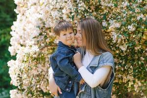 contento famiglia passatempo di mamma e figlio nel il estate parco foto