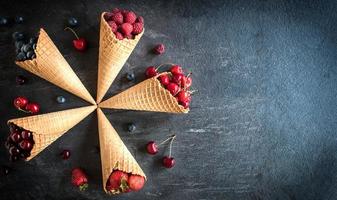 fresco bacca frutta nel il coni foto