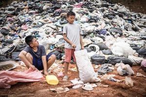 bambini trova Rifiuto per vendita e riciclare loro nel discariche, il vite e stili di vita di il povero, povertà e ambiente concetti foto