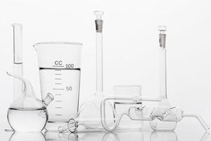 laboratorio di composizione chimica con sfondo bianco foto