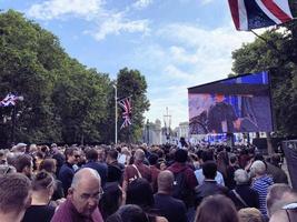 Londra nel il UK nel giugno 2022. persone festeggiare il regine platino giubileo foto