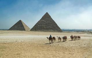 piramidi nel Giza altopiano. caravan di cammelli. Egitto foto