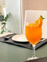 arancia succo, frullato frappé servito nel moderno ristorante. verticale e copyspace. foto