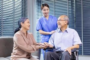 anziano asiatico coppia avendo appuntamento con medico per annuale Salute dai un'occhiata su programma mentre il infermiera è spiegando il sangue test risultato per salutare invecchiamento e longevità concetto foto
