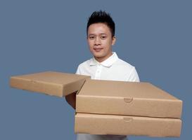 uomo Tenere cartone Pizza scatola isolato su pianura sfondo. foto
