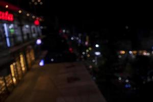 colorato defocus astratto bokeh leggero effetti su il strada notte nero sfondo struttura sfondo foto