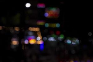 colorato defocus astratto bokeh leggero effetti su il strada notte nero sfondo struttura sfondo foto