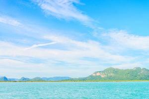 bellissima isola tropicale e mare in thailandia