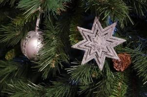 Natale albero con giocattoli avvicinamento. foto