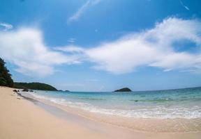 paesaggio estate anteriore vista fisheye mare tropicale spiaggia blu sabbia bianca cielo sfondo calma natura oceano bella onda acqua viaggio nang ram spiaggia Thailandia orientale chonburi orizzonte esotico. foto